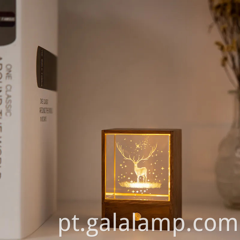 Caixa de luz noturna de madeira encantada com esfera de cristal radiante